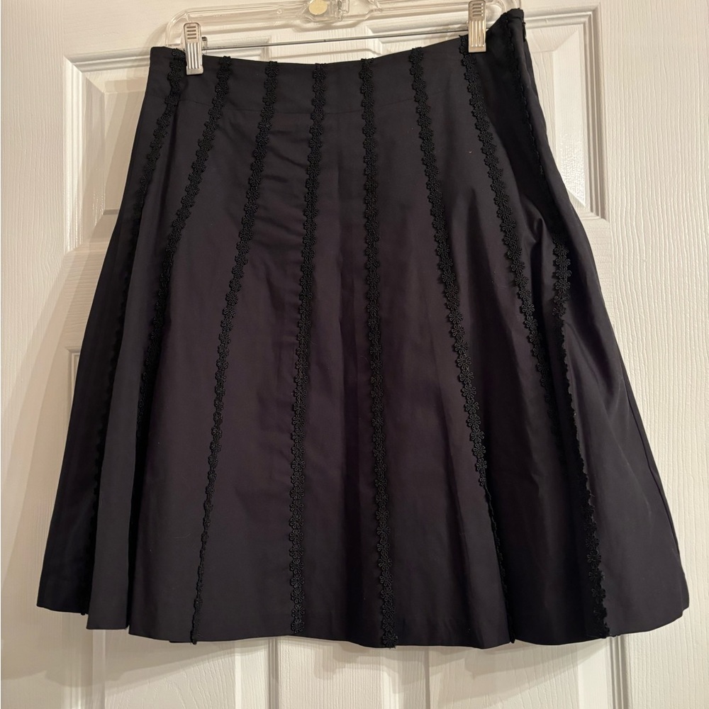 Isaac Mizrahi black a-line skit with lace detail. Size 4.